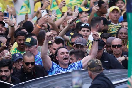 Der Präsidentschaftskandidat der Opposition, Senator Flavio Bolsonaro (M), verlässt nach seiner letzten Wahlkampfveranstaltung Rio de Janeiro einen Tag vor der Stichwahl um das Präsidentenamt den Veranstaltungsort.
