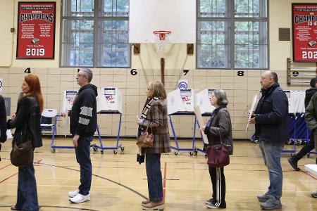 Am ersten Tag der vorzeitigen Stimmabgabe zu den Zwischenwahlen in den USA stehen Menschen in New York Schlange, um ihre Stimme abzugeben.