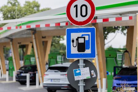 Hohe Spritpreise treiben auch die Preise für neue E-Autos. (Illustration) 