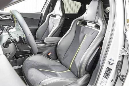Die Aufnahme zeigt den Innenraum eines Kia EV 6 GT AWD mit Fokus auf die beiden vorderen Sportschalensitze. Sichtbar sind integrierte Kopfstützen, ausgeprägte Seitenwangen, strukturierte Mittelbahnen und kontrastfarbige Ziernähte sowie ein GT-Emblem im Schulterbereich; das sportlich konturierte Lenkrad ist ebenfalls erkennbar. Es handelt sich um die AWD-Performance-Variante des Elektro-Crossovers.
