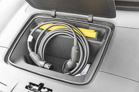 Das Foto zeigt den vorderen Stauraum (Frunk) des Polestar 4 Dual Motor. Darin liegt ein aufgewickeltes AC‑Ladekabel mit Typ‑2‑Stecker; im hinteren Bereich ist eine gelbe Box verstaut. Die Aufnahme datiert laut Dateiname vom 16.09.2026.
