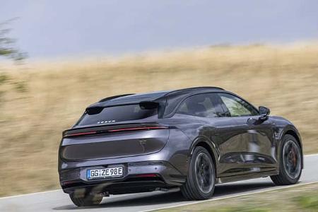 Das Foto zeigt einen Zeekr 7GT AWD in der Rückansicht auf einer Landstraße. Das Elektrofahrzeug mit Allradantrieb (AWD) verfügt über ein durchgehendes LED-Lichtband am Heck und aerodynamisch gezeichnete Karosserielinien. Die dynamische Fahraufnahme entstand bei Tageslicht in ländlicher Umgebung.