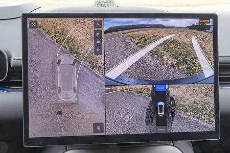 Das Foto zeigt das Zentraldisplay des Zeekr 7 GT AWD mit aktivierter 360‑Grad‑Umgebungskamera. Die Benutzeroberfläche bietet eine Vogelperspektive des Fahrzeugs sowie Front- und Seitenansichten mit Lenkwinkel-Hilfslinien, wie sie der Parkassistent für präzises Rangieren nutzt.