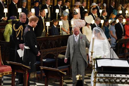 Der damalige Prinz Charles führte Meghan Markle 2018 zum Altar. (Archivbild)