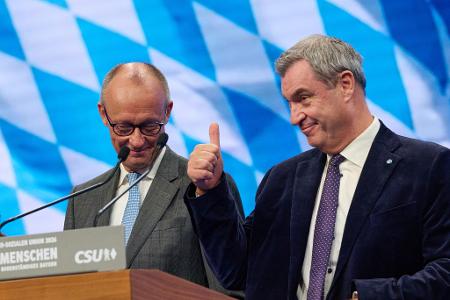 Friedrich Merz und Markus Söder stehen auf dem CSU-Parteitag eng zusammen.
