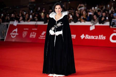 Kris Jenner begeistert in Skorpion-Cape von Elizabeth Taylor