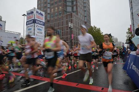 Leichtathletik: Marathon. Läufer starten vor dem Messeturm. Der Frankfurt-Marathon ist der älteste City-Marathon Deutschlands.