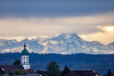 Blick auf die Barockkirche „Mariä Himmelfahrt“ von Seekirch am Federsee in Oberschwaben. 