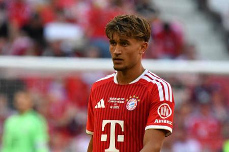 Tom Bischof - Note: 3,0 - Suchte ohne gestandenen Spieler an seiner Seite phasenweise nach Orientierung. Gewann aber stetig an Selbstvertrauen. Legte eine Top-Chance für Brown auf und schaltete im Kopf immer schnell. Bei seinem Eigentor war letztlich auch viel Pech dabei.