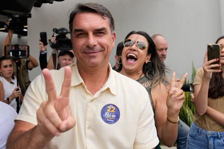 Präsidentschaftskandidat Flávio Bolsonaro gibt seine Stimme ab.