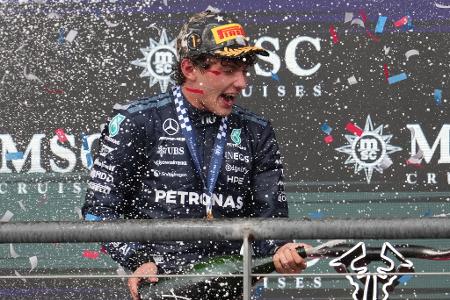  Der italienische Mercedes-Fahrer Andrea Kimi Antonelli feiert seinen Sieg beim Großen Preis der USA.