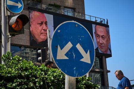Werbung in Israel, auf der der israelische Ministerpräsident Benjamin Netanjahu (r) und sein wichtigster Rivale bei der Parlamentswahl am 27. Oktober, Gadi Eisenkot, zu sehen ist. (Archivbild)