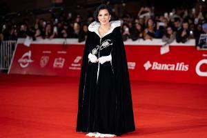 Kris Jenner begeistert in Skorpion-Cape von Elizabeth Taylor