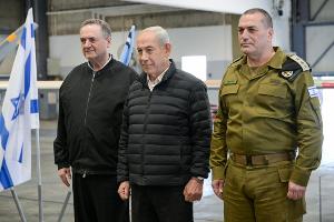 Der israelische Ministerpräsident Benjamin Netanjahu (M) besucht den Luftwaffenstützpunkt Palmachim in Begleitung des israelischen Verteidigungsministers Israel Katz (l) und des Generalstabschefs der IDF, Generalleutnant Ejal Zamir. (Archivbild)