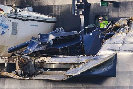 Zwei Männer begutachten den Schaden an der "Mein Schiff 3".  Das Kreuzfahrtschiff war am Vortag bei stürmischem Wetter mit zwei Containerschiffen kollidiert.