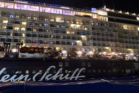Die Passagiere konnten nach dem Unfall zunächst auf dem Schiff bleiben. 