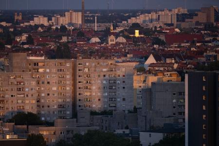 In Berlin fehlen Wohnungen und nicht nur dort. Doch kann das Land Wohnungskonzerne zwingen, sie abzugeben? Und könnte der Bund das Land daran hindern? (Archivbild)