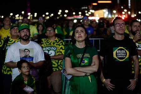 Anhänger des rechten Herausforderers Flávio Bolsonaro reagierten fassungslos.