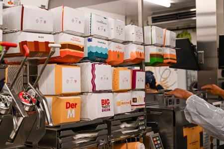 Wenn man genau schaut, ist vorne links die McRib-Packung zu erspähen - damit ist es ab Mittwoch aber erstmal vorbei. (Archivbild)