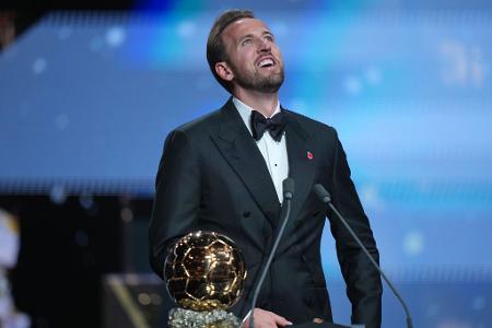 Der englische Fußballspieler Harry Kane erhält im London Palladium Theatre im Rahmen der Ballon-d’Or-Verleihung die Trophäe als Spieler des Jahres.