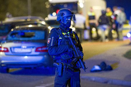 Zahlreiche, teils schwer bewaffnete Einsatzkräfte waren vor Ort.