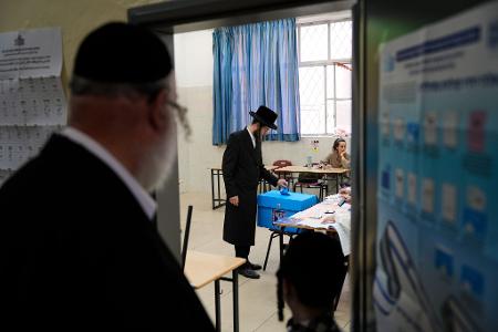 Orthodoxer Jude gibt in einem Wahllokal bei den Parlamentswahlen in Israel seine Stimme ab