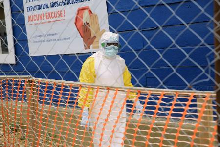 Ein Mitarbeiter des Gesundheitswesens in einem Behandlungszentrum für Ebola-Patienten im Osten des Kongo. (Archivbild)