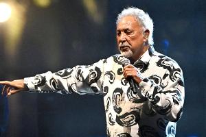 "Schlimme Grippe": Tom Jones muss Konzerte verschieben