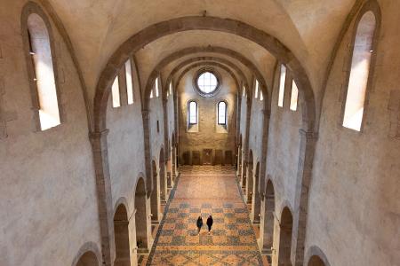 Zwei Menschen in der leeren Klosterbasilika Eberbach