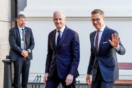 Alexander Stubb (r) und Jonas Gahr Støre haben mit dem russischen Präsidenten Wladimir Putin telefoniert. (Archivbild)