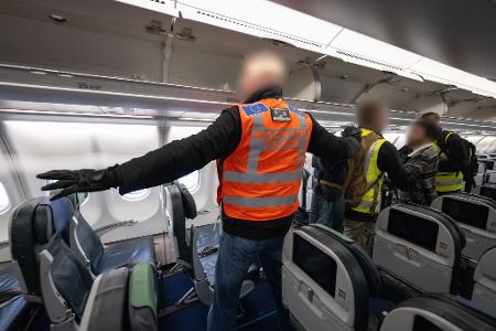 Die Bundespolizei und Mitarbeiter von Frontex begleiten einen Abschiebeflug nach Pakistan. (Archivbild) 