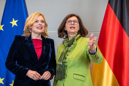 Neben Bayerns Landtagspräsidentin Ilse Aigner (CSU, rechts) wird auch Bundestagspräsidentin Julia Klöckner (CDU) im Kreis der Kandidatinnen genannt. (Archivbild)