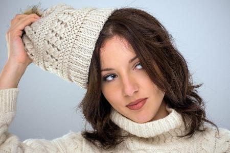 Platte Haare nach dem Mützetragen? So lässt sich die Frisur retten