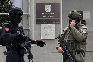 Ein junger Serbe griff mit Messern einen Polizisten vor der israelischen Botschaft in Serbien an, der ihn schließlich erschoss.