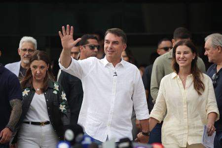 Flavio Bolsonaro und seine Frau Fernanda haben Brasilien verlassen. (Archivfoto)