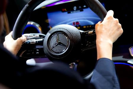 Mercedes-Benz macht mehr Gewinn nach magerem Vorjahresquartal. (Archivbild)