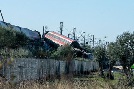 Waggons stürzten einen Bahndamm hinunter.