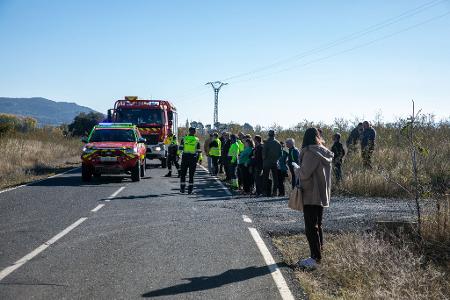 Rettungskräfte sind am Unfallort im Einsatz.