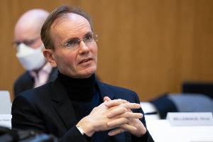 Der wegen Verdachts auf Milliardenbetrug angeklagte frühere Wirecard-Chef Markus Braun sitzt seit über sechs Jahren in Untersuchungshaft. Das Gericht steuert nach bald vier Jahren auf das Urteil zu. (Archiv)