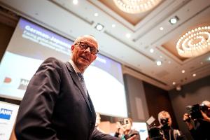 Während Merz in Asien unterwegs ist, gewinnt in Deutschland die Debatte über die Steinmeier-Nachfolge an Fahrt. 
