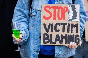 Protest anlässlich des Prozesses nach einer Serie von Vergewaltigungen. 