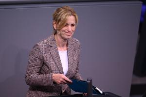 Bundesfamilienministerin Karin Prien gibt Entwarnung: Beim Elterngeld soll es nicht zu den bisher diskutierten Kürzungen kommen. (Archivbild)