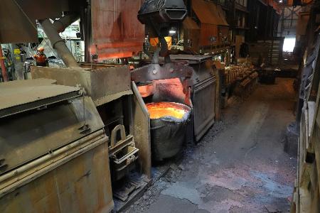In der Aurubis-Hütte in Hamburg wird hochreines Kupfer produziert. (Archivbild)
