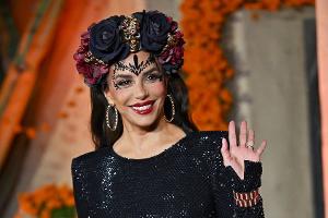 Eva Longoria verzaubert bei Día-de-Muertos-Gala in schwarzer Robe