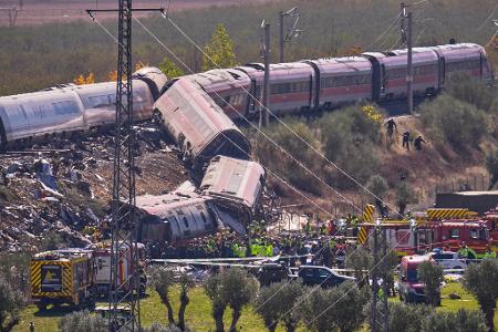 Waggons entgleisten - ein Überlebender sagt, Menschen seien durch die Luft geflogen. 