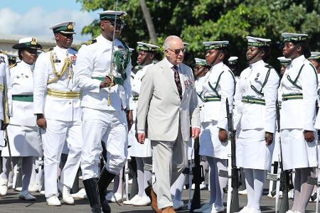 Der britische König Charles III. besucht die Bahamas und trifft Mitglieder der Streitkräfte des Landes. 