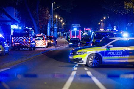 Nach dem Auto-Angriff auf eine Menschengruppe waren Polizei, Feuerwehr und Rettungsdienst im Einsatz.