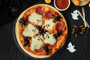 Gespenstisch gut: Halloween-Pizza mit Salami und Oliven