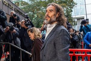 Russell Brand erstmals im Zeugenstand: Niemand will für ihn aussagen