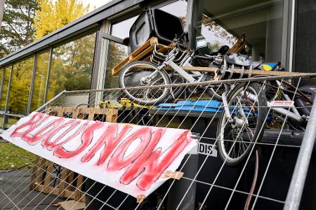 Studentinnen und Studenten blockierten am Mittwoch das Otto-Suhr-Institut der Freien Universität Berlin, um sich gegen Aufrüstung und Sozialkürzungen zu stellen. Die Aktion wurde von der Initiative 